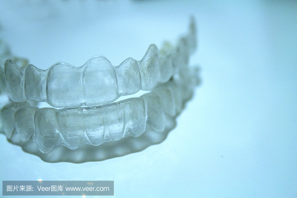透明牙齒矯正矯正牙齒排列。沒有人